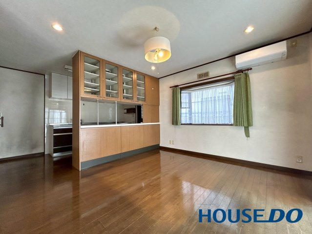 パナホーム施工　足利市大沼田町　中古戸建の居間・リビング|空間を広く見せる扉の先の洋室は、お子様の遊び場、書斎、または趣味の部屋として最適☆広大なリビングと一体化させて使えば、大人数が集まれる開放的な大空間にもなります◎