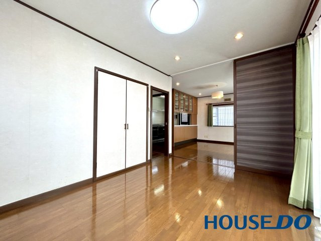 パナホーム施工　足利市大沼田町　中古戸建の居間・リビング|大きめの押し入れが完備されており、衣類はもちろん、季節の家電や趣味の道具もすっきりと収納できます☆