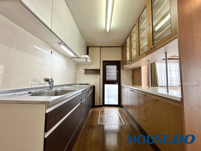 パナホーム施工　足利市大沼田町　中古戸建のキッチン|豊富な収納を備えたシステムキッチンは、リビングとの間にカウンターがあるため、配膳やちょっとした作業に便利！ご家族との会話を楽しみながら料理ができる、嬉しい間取り☆