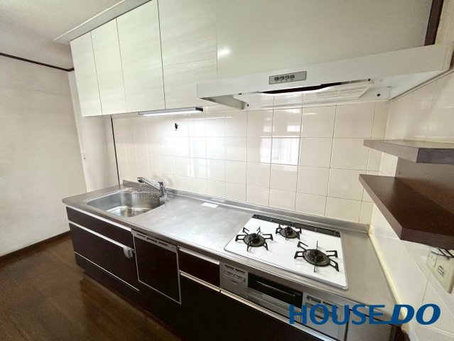 パナホーム施工　足利市大沼田町　中古戸建のキッチン|落ち着いたダークブラウンのシステムキッチンは、収納力もたっぷり◎作業スペースを確保しつつ、調理器具を効率よく収納できます！