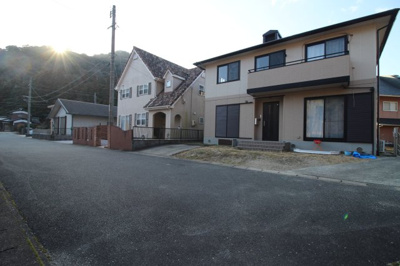 【前面道路含む現地写真】 | 山口市吉田（軽量鉄骨・2階建）105坪