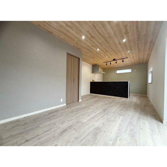 【居間・リビング】 | 洋風な雰囲気のリビングです。
ダウンライトにスポットライトとおしゃれです。