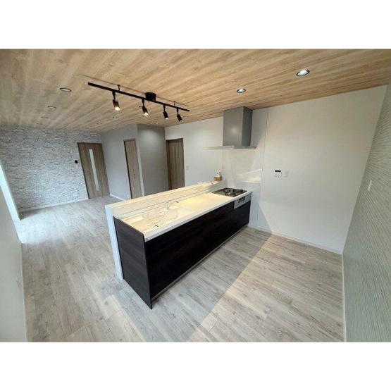 【キッチン】 | 便利な対面式キッチンです。
キッチン一式新品に交換しております。