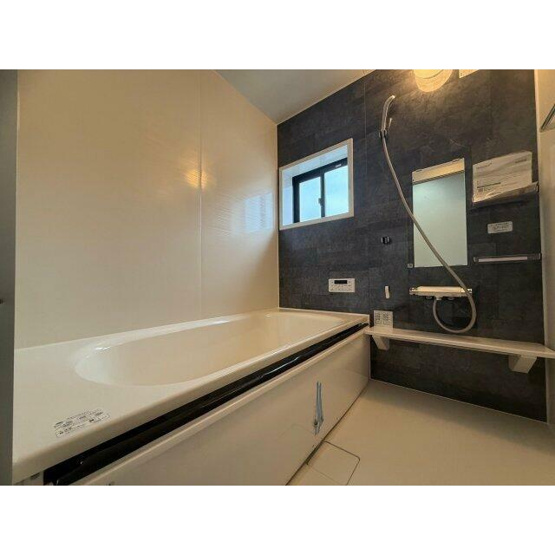 【浴室】 | 浴槽、シャワー新品に交換しております。
清潔感満載です。