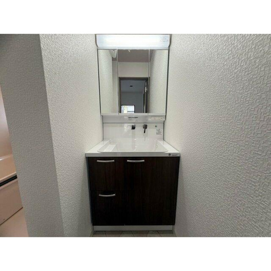 【独立洗面台】 | 洗面台も新品です♪
浴室隣にございますので、お風呂あがってすぐにスキンケア可能です。