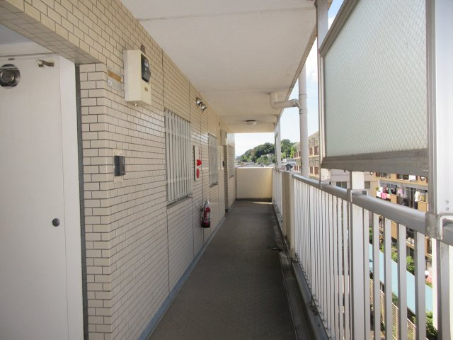 横浜市港北区日吉本町２丁目の賃貸マンションのバルコニー
