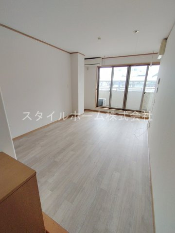 駅前ハイツの居間・リビング