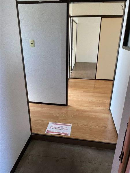 和歌山市榎原の一棟マンションの玄関
