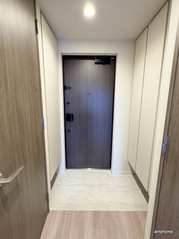 シーズンフラッツ中崎　仲介手数料無料の玄関