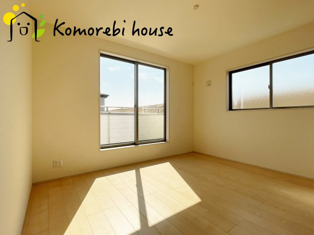 さいたま市西区中野林　第2　新築一戸建て　リーブルガーデン　02の寝室|広くて明るい寝室