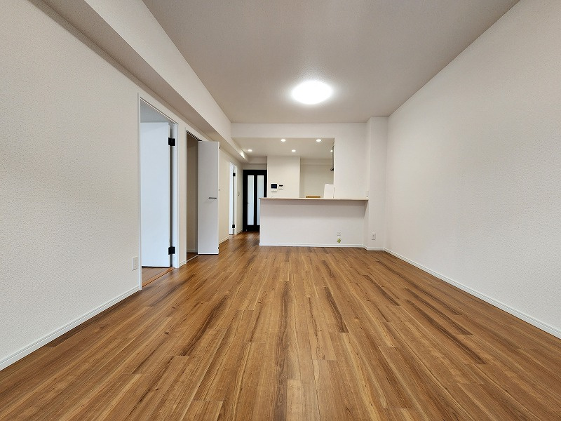 シャトー堀の内の居間・リビング|こちらのリビングで趣味の時間をお楽しみください