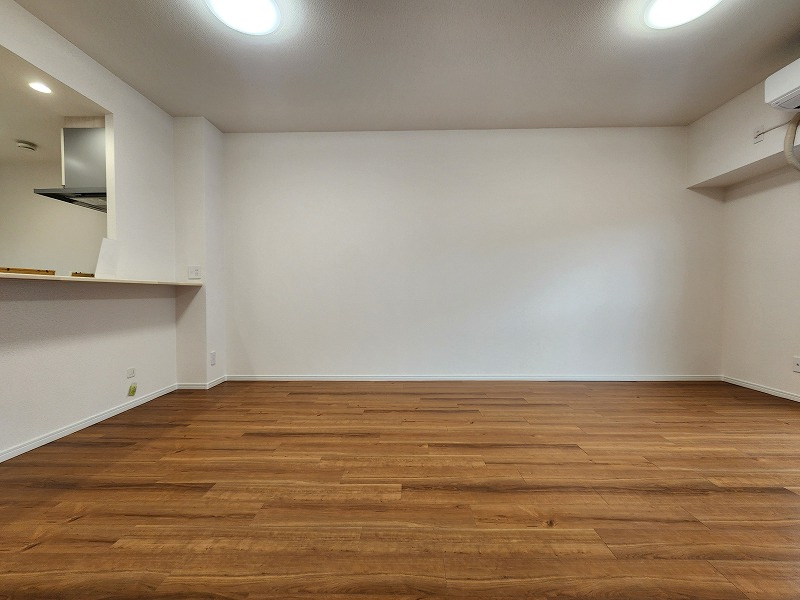 シャトー堀の内の居間・リビング|こちらのリビングで趣味の時間をお楽しみください