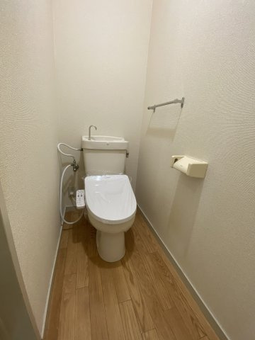 エレガンス山口のトイレ|ウォッシュレットが付いた落ち着いたトイレです