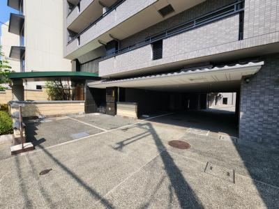 メイツ四条烏丸の駐車場