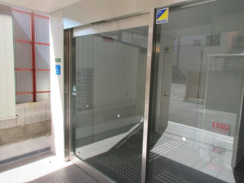 関目クリニックビルのエントランス|アルソック完備