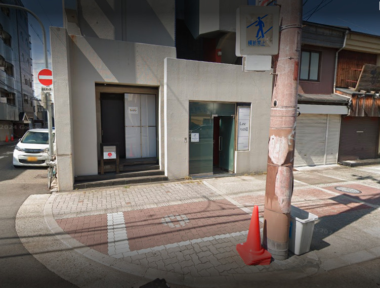 LeePLAZAⅡのエントランス|前面道路沿いの角地に面しております☆