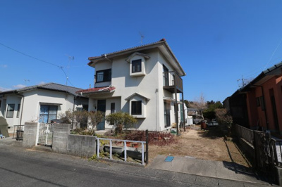 【外観】 | 東岐波1185（2階建）54坪 | 駐車スペースは現状1台。柵を外せば並列で追加駐車可能です。