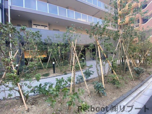 オーパスレジデンス千葉駅前の庭