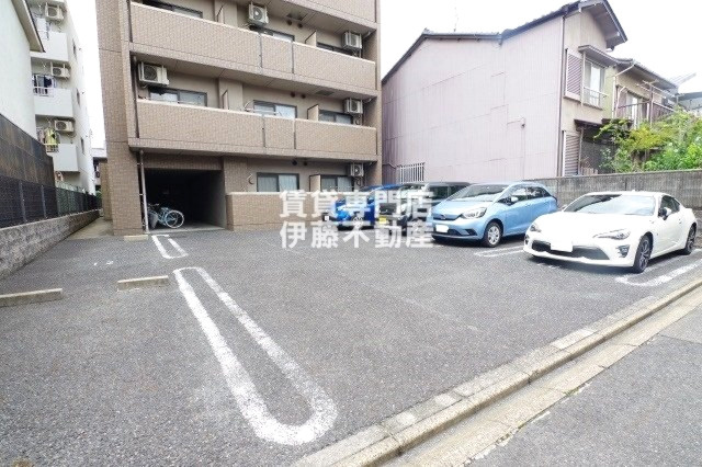 ブランメゾン八龍の駐車場