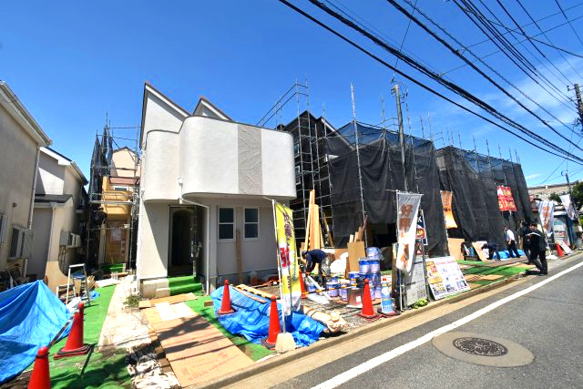 成田東1丁目・新築戸建・8号棟の前面道路含む現地写真