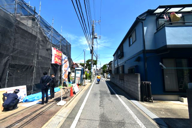 成田東1丁目・新築戸建・8号棟の前面道路含む現地写真