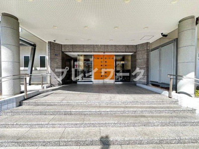 【エントランス】 | ローレルハイツ神戸1号棟・6階・全面改装 | 清潔なエントランスです