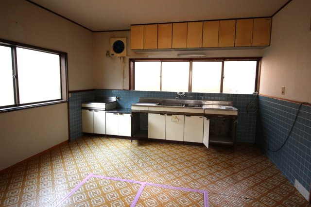 東出雲町下意東中古戸建のその他|幅広のキッチン。