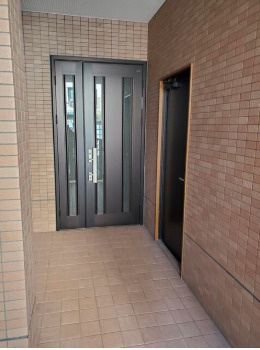 2階部分の事務所の玄関|ゆったりとした玄関です
