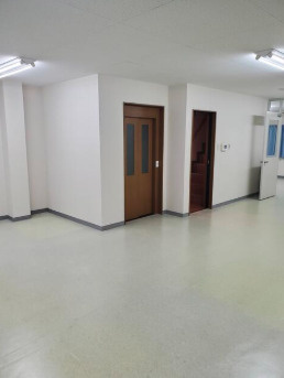 2階部分の事務所の内装|明るい室内です