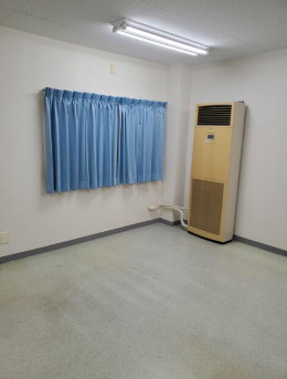 2階部分の事務所の内装|明るい色調の室内です