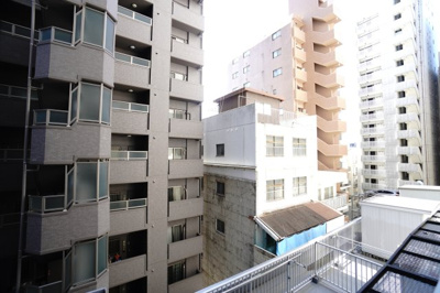 【展望】 | 【上質リノベ】藤和猫屋町ハイタウン | 【シティービュー】
まさしく都会の物件の眺望です。
上を見上げれ、青空は広がっていますので、
お天気の状態は分かりそうです。
利便性をとるか、眺望などの条件をとるか選択に迷うところですね！