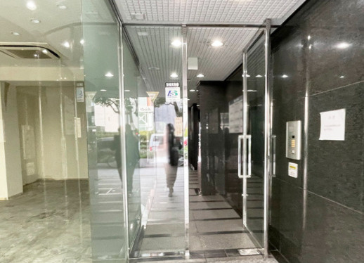 ライフシステムビルのエントランス|建物の内部です