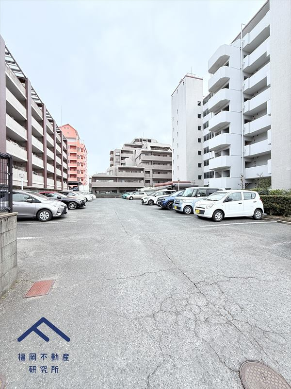 弥生パインマンションの駐車場