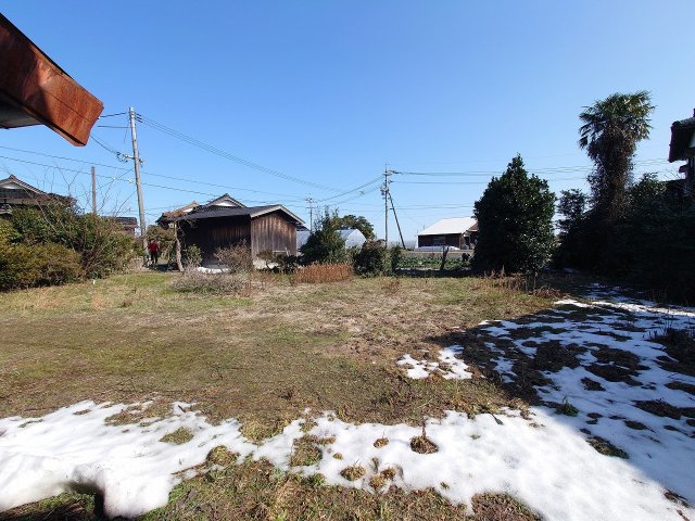 大山町荘田中古戸建の庭|広々したお庭兼駐車スペース。お庭造りや畑などいろいろな活用方法あります。