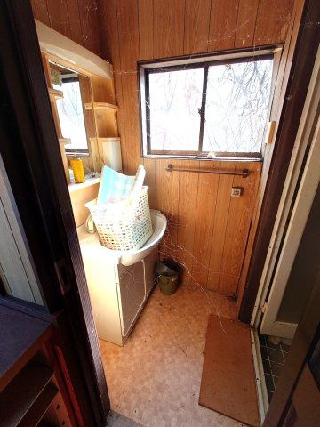 大山町荘田中古戸建の洗面所