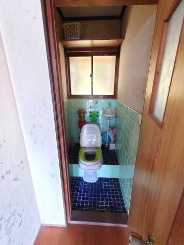 大山町荘田中古戸建のトイレ