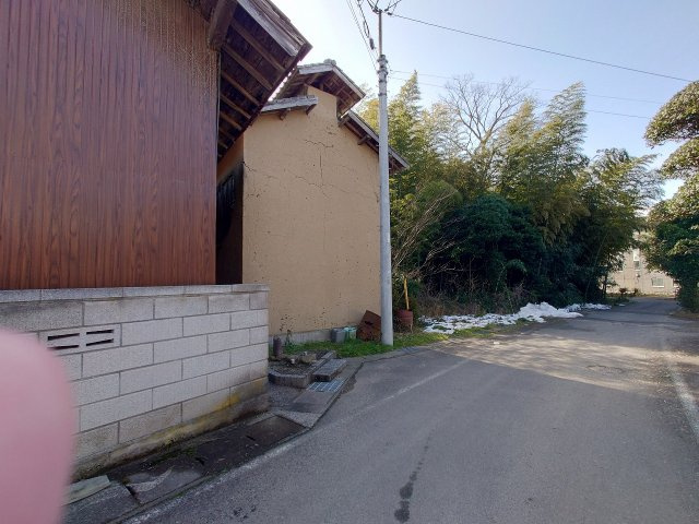 大山町荘田中古戸建の前面道路含む現地写真