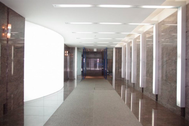 GATO三休橋ビルのロビー|ゆとりのあるロビーです