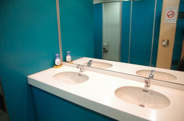 GATO三休橋ビルの洗面所|スペースが確保できる洗面所です