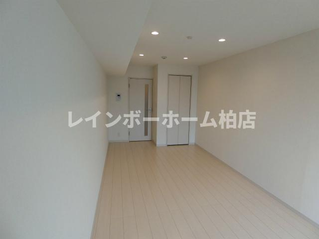 【仲介手数料：50％OFF】対象物件！の寝室|こちらのリビングで趣味の時間をお楽しみください