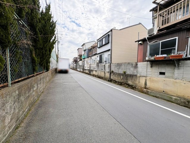 久我石原町　建築条件無土地の前面道路含む現地写真|【北側：道路】裏側も高い建物が無いので日当たり通風良好なお家が建築できます♪