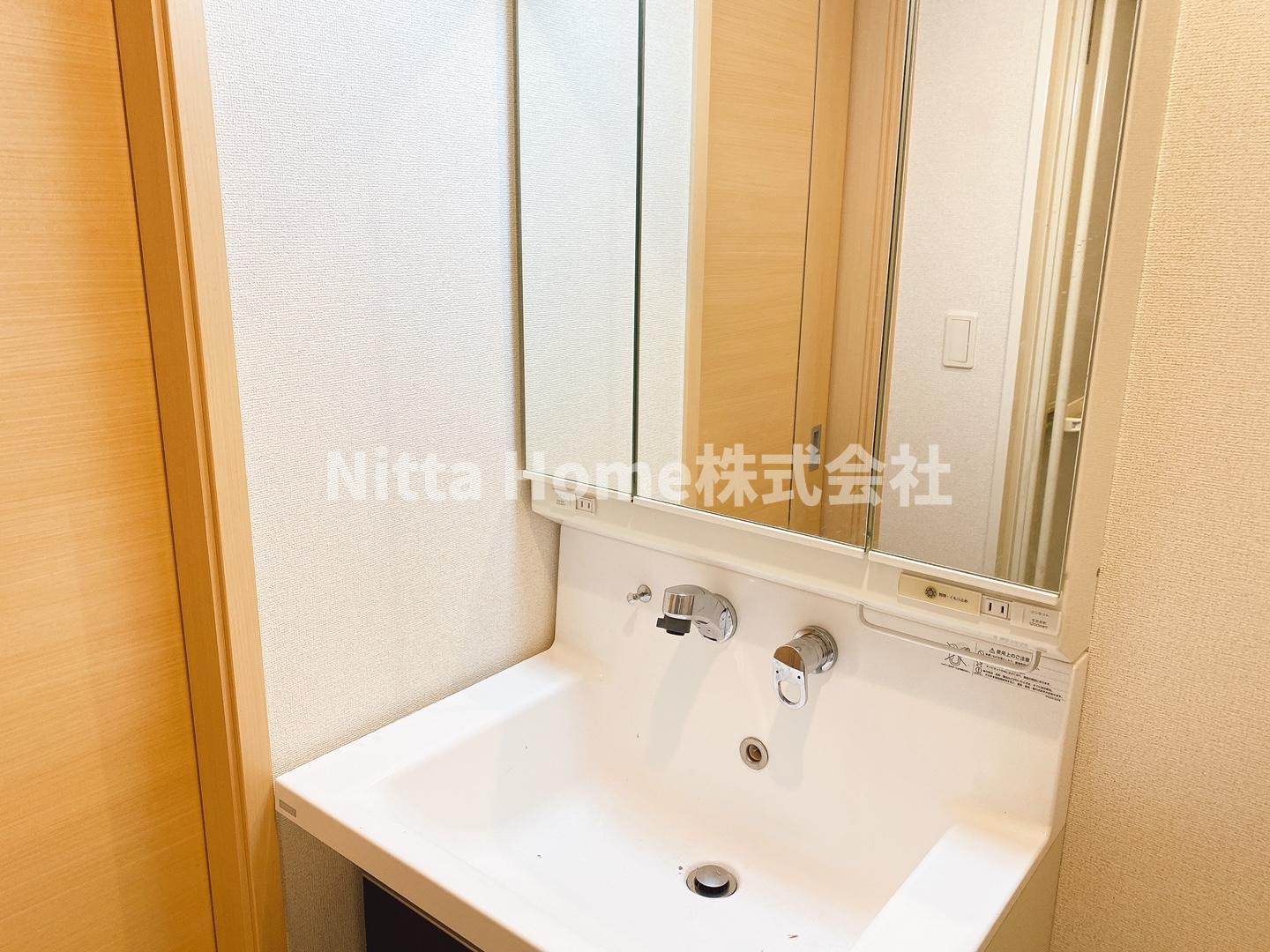 グランド堀の洗面所|三面鏡付き洗面台もあります(^O^)