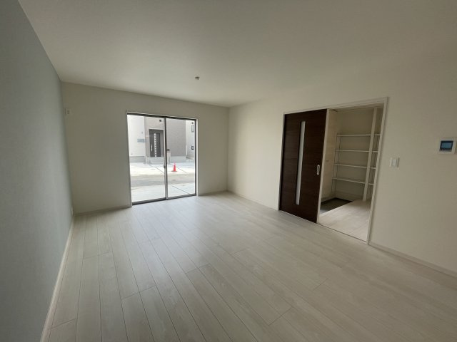 LG南城市知念久原　8号棟　＼☆ご成約時５０万円キャッシュバック☆／の居間・リビング