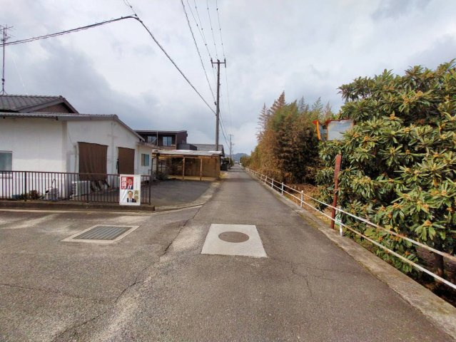 西条市楠221-7　土地の周辺|現地写真（北東側　前面道路）