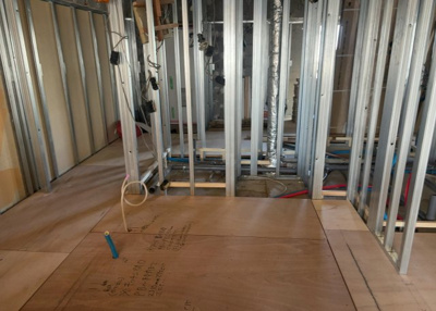 【寝室】 | 相模原ダイヤモンドマンション | 寝室でゆっくりと過ごすためにはベッド周りの適度な空間を担保することや窓の位置、照明の明るさ、寝室の広さなどを考える必要があります。自身や家族の構成とライフスタイルに併せて寝室にする部屋を選びましょう！