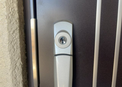 【玄関】 | 相模原ダイヤモンドマンション | 玄関は家の顔でもあり、家族以外の目にも止まる場所です。玄関は外との間を仕切る扉、靴などをしまっておく収納スペース、靴脱ぎのたたきスペース、来客とのやり取りをするドアホンなど複数のアイテムからなります。