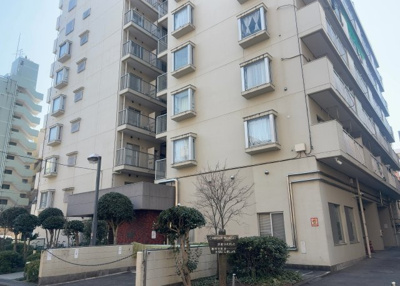 【現況写真】 | 相模原ダイヤモンドマンション | 外観はマンション管理がされているかの目安になります。築年数が古いと、壁面は劣化してひび割れが生じることも！建物が古びていても細かいところが修繕されていると、きちんと管理されているなぁと感じるでしょう。