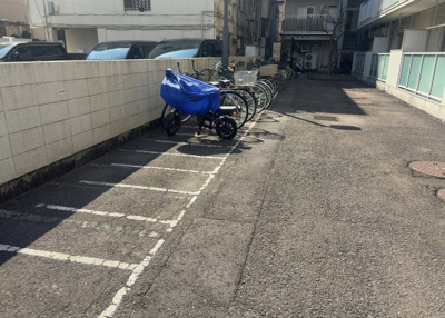 【駐車場】 | 相模原ダイヤモンドマンション | 車一台あたりに必要なスペースは、標準サイズの普通自動車で横幅2m50cm、長さ5mは必要になります。ただし、乗降のことも考慮して横幅3m30cm、長さ5m50cmほどは確保できるところを選びましょう。