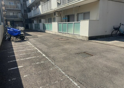 【駐車場】 | 相模原ダイヤモンドマンション | 駐車場と明記されていても、最小スペースでつくられた駐車場だと大型車は駐車できなかったり、出入りしにくくなったりする可能性があります。お車のサイズと購入したい物件の駐車場のサイズを現地で確認しましょう。