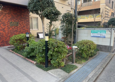 【庭】 | 相模原ダイヤモンドマンション | 物件によっては、入居者が個人的に使用できる専用庭がついているものもあります。また、住宅の中にある土間の部分を庭と呼ぶこともあります。庭の用途は住む人によって変わり、それによってデザインもさまざまです。